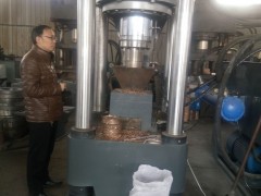 安徽鑫源牌全自动铜屑压块机A送料机构可采用螺旋送料，复合送料