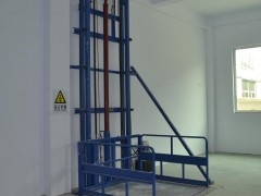 二层工业厂房电动液压升降货梯 固定导轨式升降机 货物升降平台